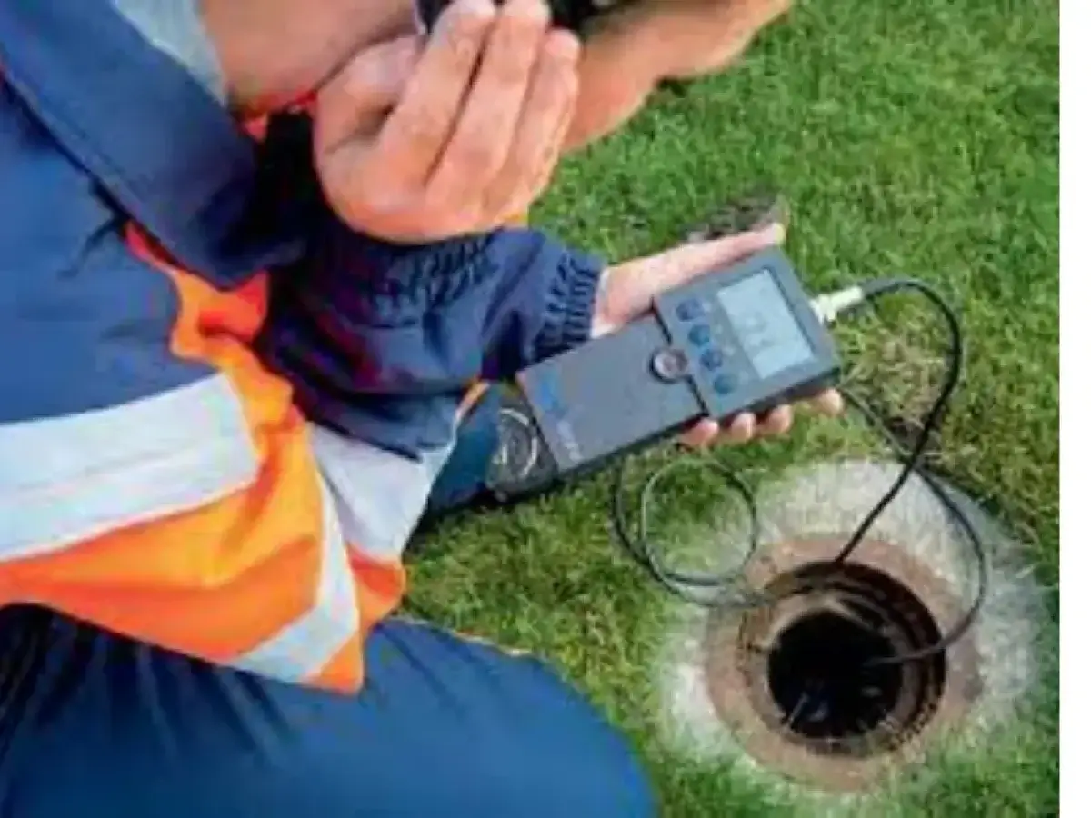 Profissional com aparelho de caça-vazamento