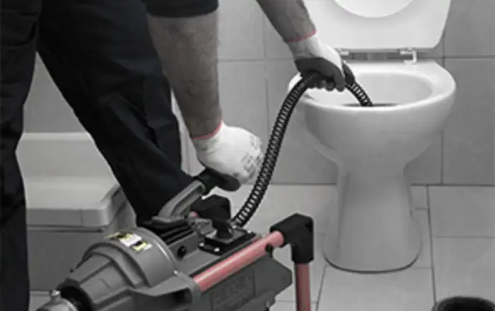 Profissional desentupidor Desentupindo Vaso Sanitário