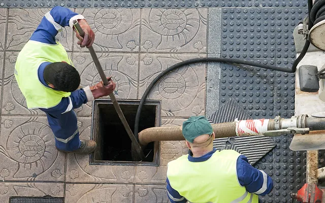 Profissionais Desentupidores desentupindo caixa de esgoto externo