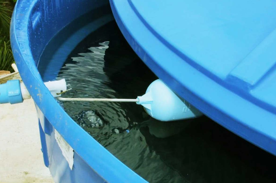 Caixa D´água com água semi aberta com boia