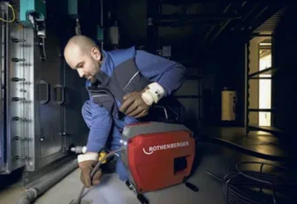 Técnico desentupidor desentupindo ralo interno