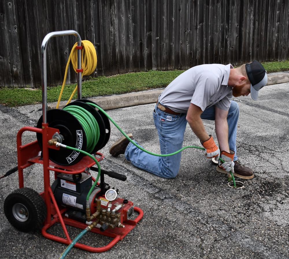 Técnico desentupidor se preparando para desentupir ralo externo