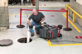 Técnico desentupidor, se preparando para fazer manutenção em esgoto interno