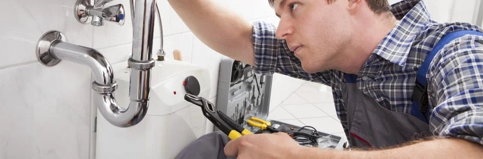 Tecnico encanador consertando um cano