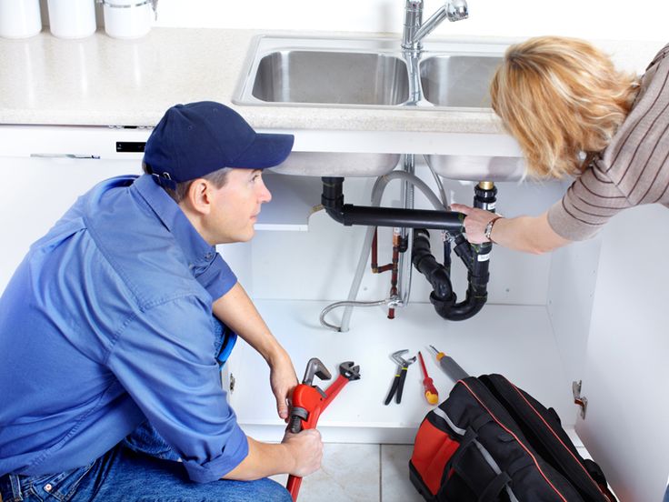 Cliente apontando problema de entupimento de pia para o encanador