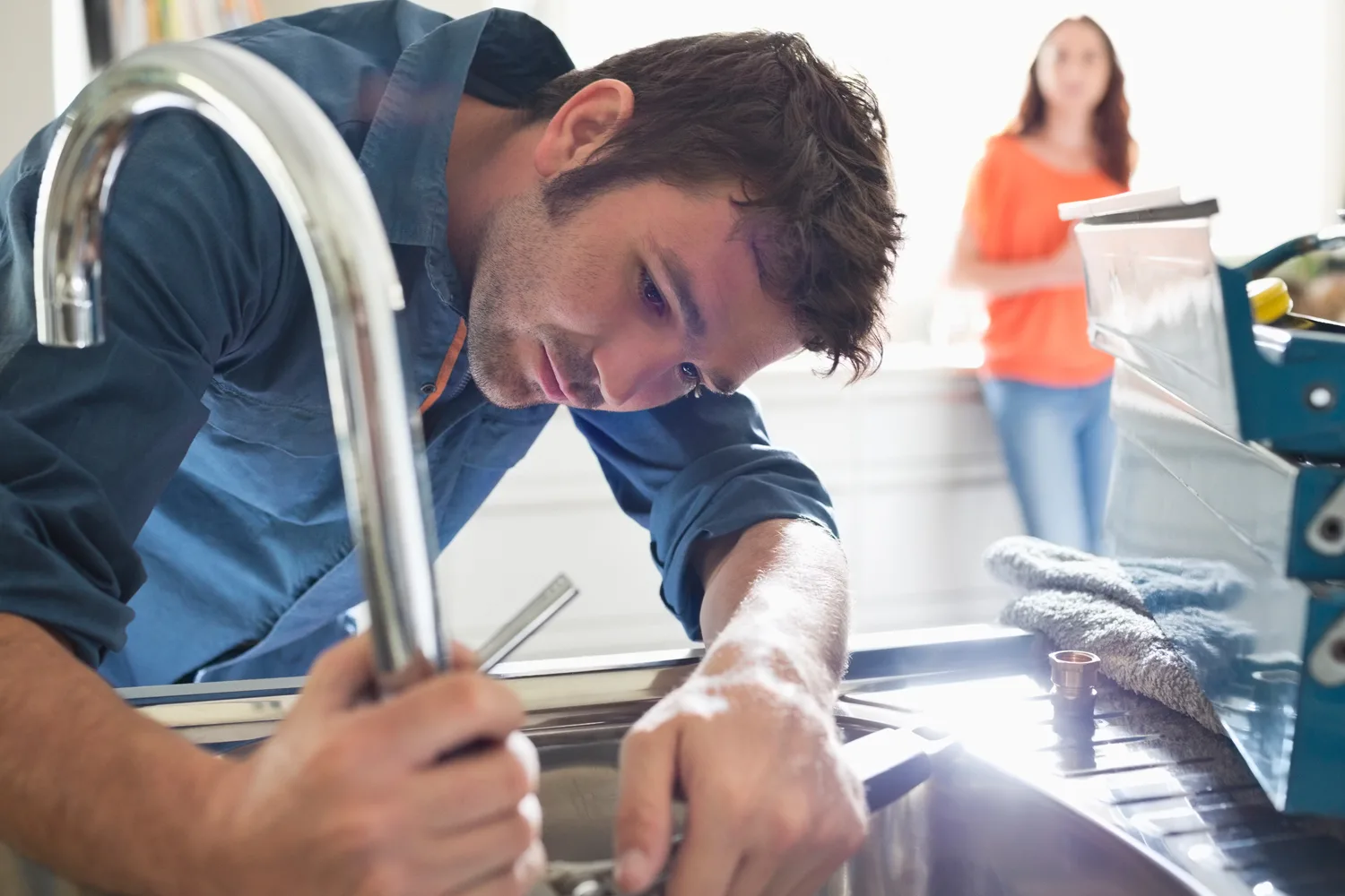 Técnico Encanador consertando torneira com vazamento